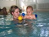 nauka pływania niemowląt, zdjęcie z nauki nurkowania